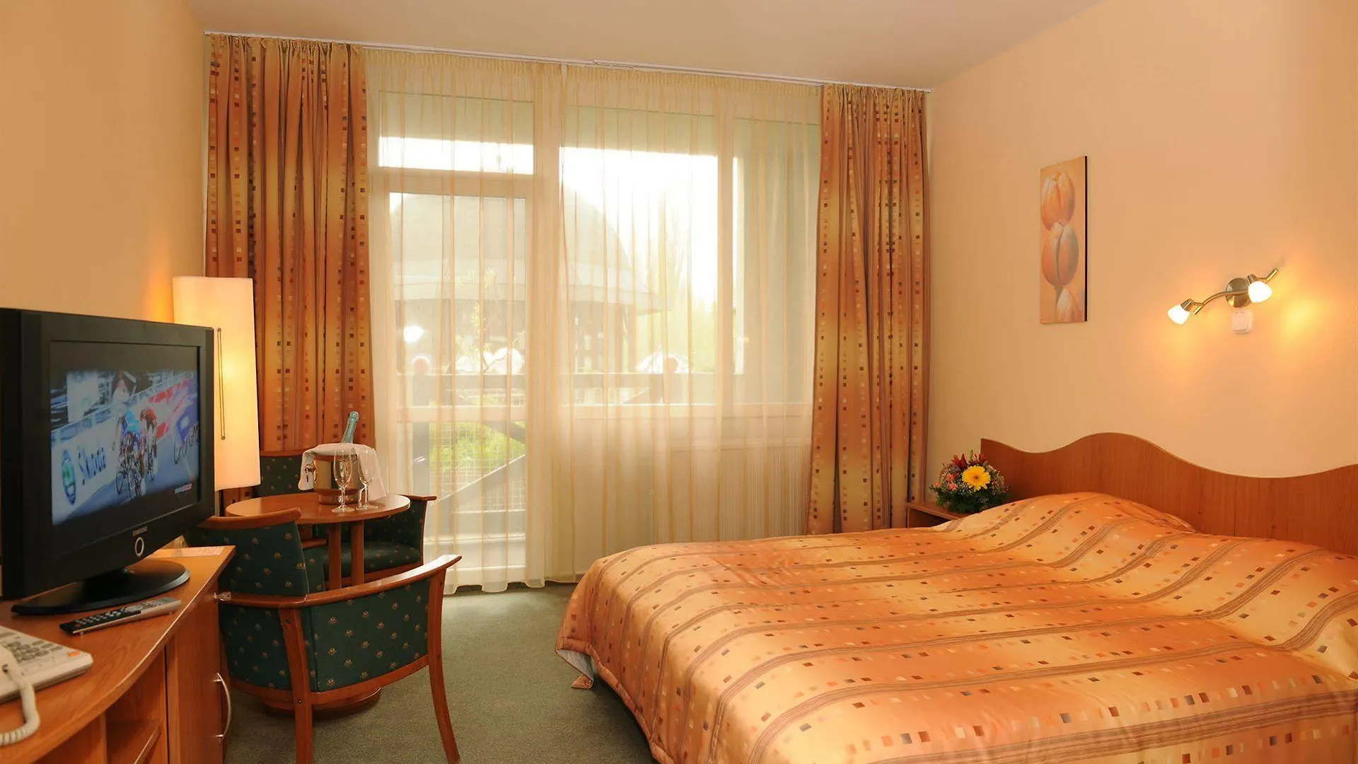 Hunguest Hotel Flóra Erlau 4*,